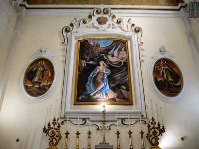...con pareti laterali speculari in cui trovano posto tele, ovali e altarini